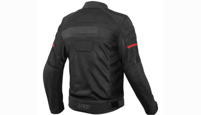 Detalhe das proteções nos ombros e cotovelos da jaqueta X11 air masculina, garantindo segurança