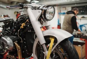 Lubrificação da corrente: passo essencial em Manutenção de Moto para Iniciantes.