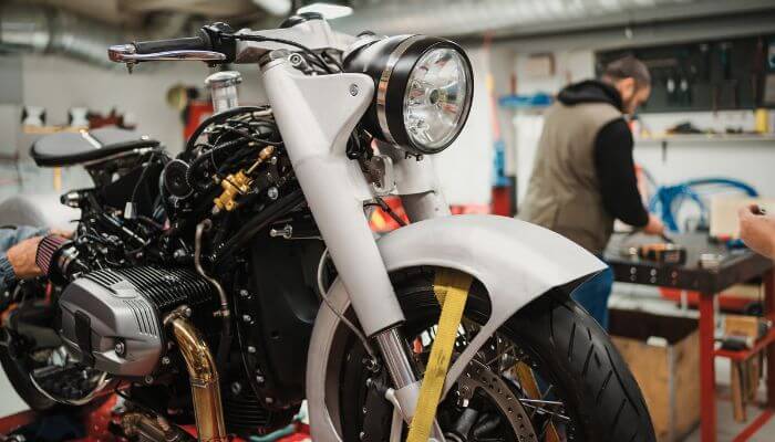 Lubrificação da corrente: passo essencial em Manutenção de Moto para Iniciantes.