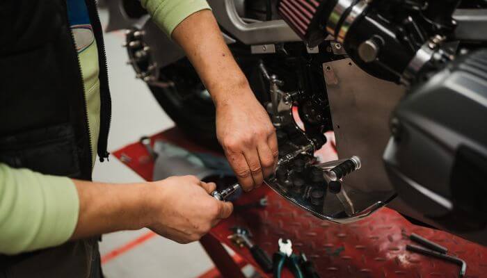 Troca de óleo da moto em casa: tutorial de Manutenção de Moto para Iniciantes