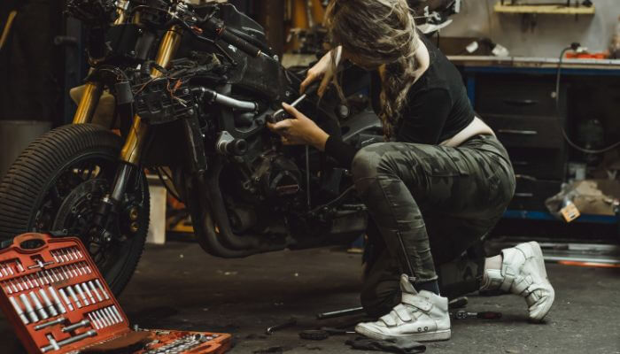 Lubrificação da corrente na manutenção preventiva de motos