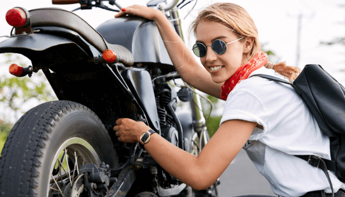 motociclista-apoiada-na-moto-eletrica-vs-combustao